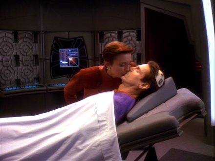 Kira kisses a dying Bareil.