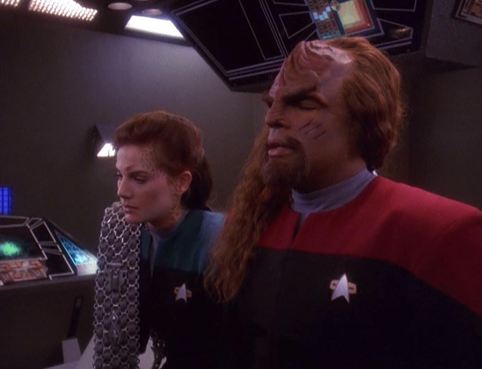 Dax and Worf disheveled in the infirmary.